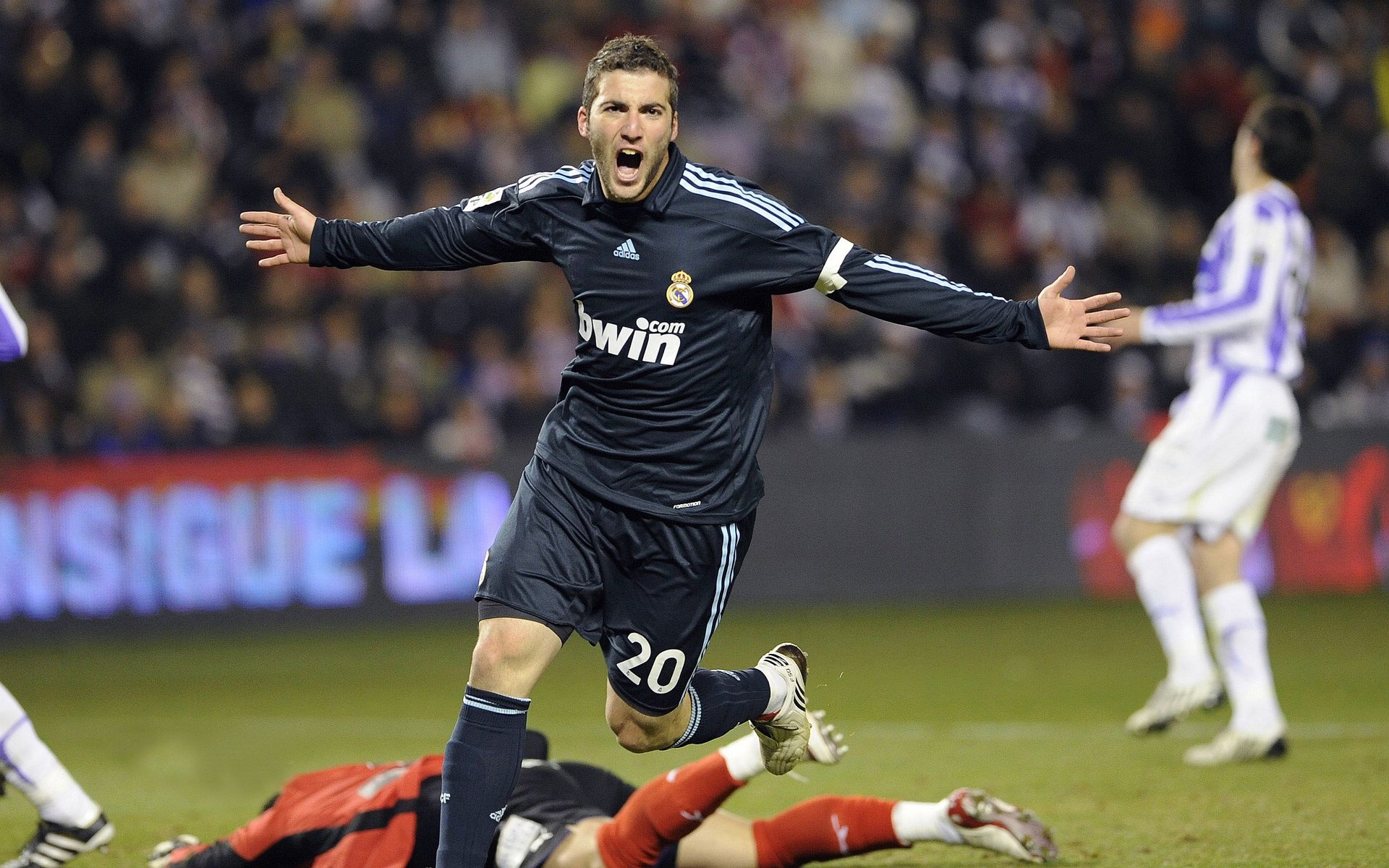 英超焦点战曼城主场3比0完胜布莱顿 哈兰德连场进球状态火热，英超曼城vs